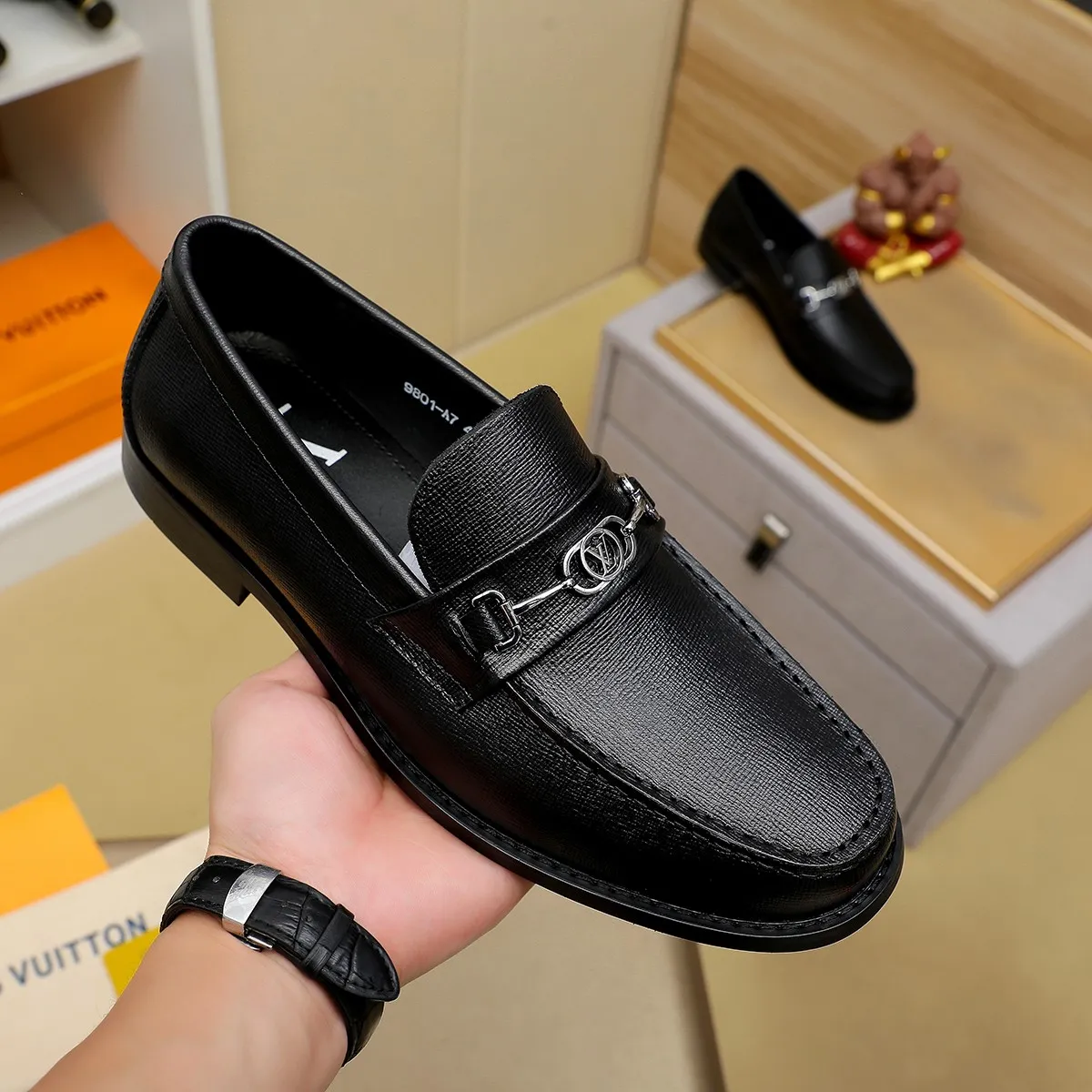Men's shoes 460 💰 Louis Vuitton LV ® 🆕 model 🔛 full shoe counter, first layer cowhide, 🐂leather lining casual shoes for men, super soft outsole, a must-have for driving. Synchronized with the counter, original first layer cowhide, completely 1:1 mold customization 🌹 top version, color optional! Number: 38-44 (45.46 customized)